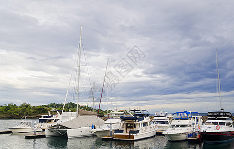游艇汽艇私人码头财富旅行航海奢华海洋快艇白色背景图片