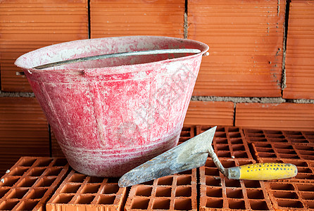 铁 桶和砖头职场硬件工作瓦工白色手工水泥砂浆砖块泥水匠图片