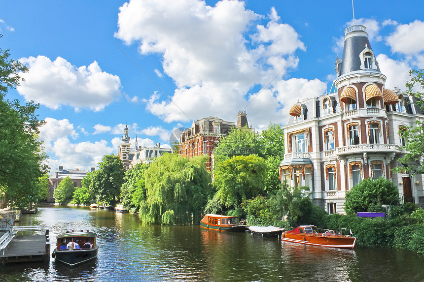 荷兰阿姆斯特丹一条运河上的漂亮豪华豪宅建筑运河文化历史房子旅行城市游客中心街道图片