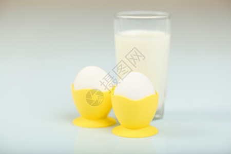 牛奶在玻璃罐子和鸡蛋里奶制品烹饪奶油瓶子杂货饮食食物面包产品液体图片