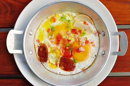 西红柿炒鸡蛋炒鸡蛋和中国香肠 早餐概念背景