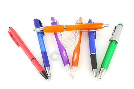 白上的彩笔绿色钢笔铅笔工具办公室用具紫色圆珠笔塑料黑色图片