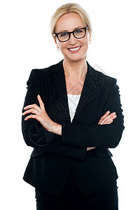 身戴眼镜的跨臂女商务人士图片