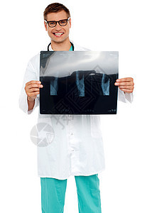 年轻快乐的外科医生展示病人X光片药物男人卫生眼镜实验室医院保健微笑工作专家图片
