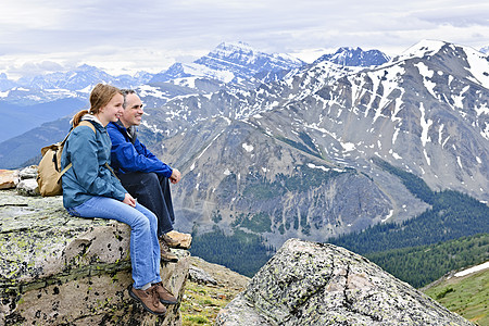 父亲和女儿在山中女性首脑山脉青少年男性女孩们国家成人假期远足图片