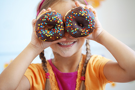 甜甜圈小吃面团面包食物女孩享受女性早餐孩子饮食图片