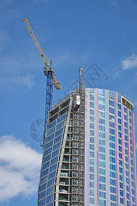 现代高升楼房子办公室建筑天空起重机玻璃城市建筑物蓝色摩天大楼图片
