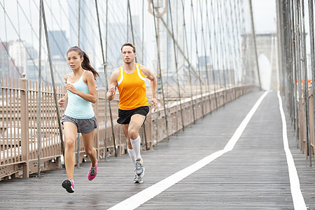 运行者女性夫妻团体慢跑者男人赛跑者跑步男性慢跑运动图片