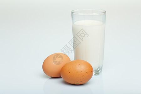 牛奶在玻璃罐子和鸡蛋里乳糖蛋壳杯子水壶面粉店铺早餐瓶子酸奶饮食背景图片