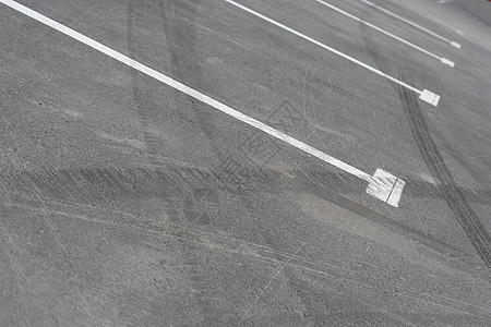 沥青上的刹车痕迹土地驾驶橡皮运输车轮汽车街道灰色交通黑色图片