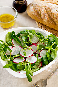 沙拉沙拉沙拉加芥末酱营养红色绿色沙拉面包蔬菜萝卜食物健康敷料图片