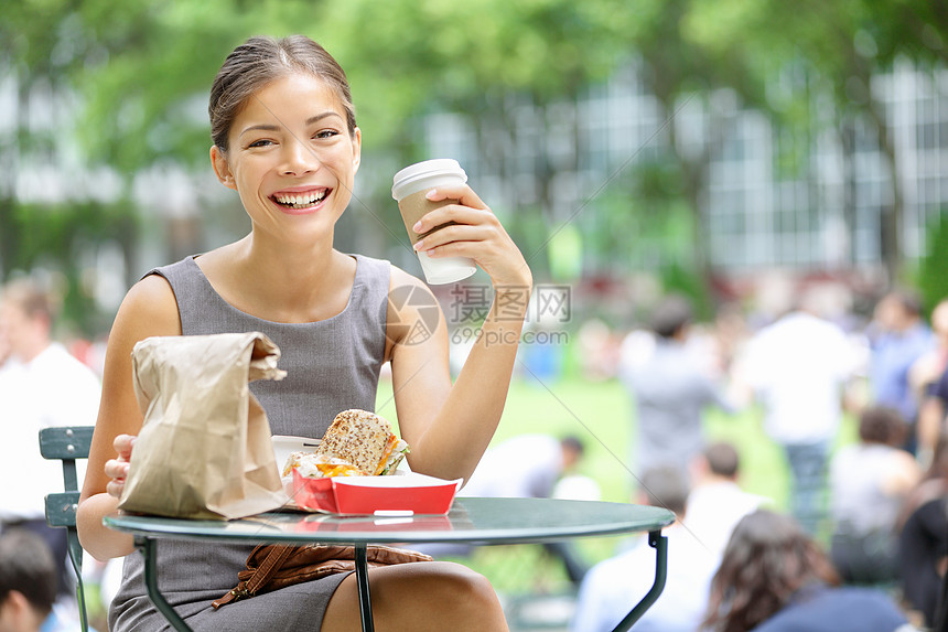 青年商业妇女午餐休息时间图片