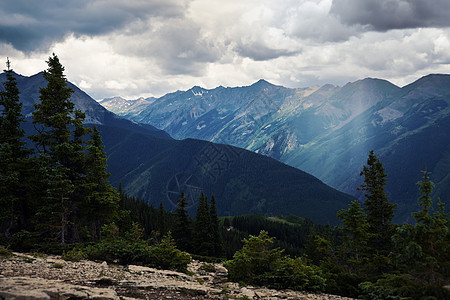 落基山脉的雨多云旅行踪迹一氧化碳山脉天气远景顶峰图片