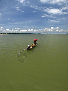 湄公河渔民木船红色部落绿色尾巴天空生活巴色蓝色图片