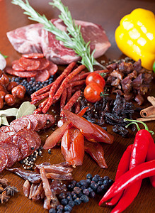 蔬菜肉类肉类和香肠叶子食物木头木板营养辣椒香菜桌子牛肉盘子背景