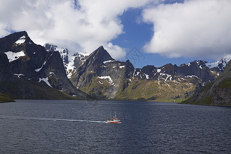 在fjord的渔船风景全景山峰大豆峡湾山脉图片