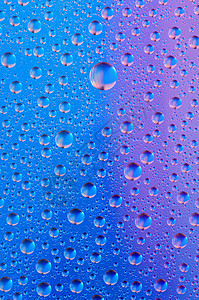 雨后窗口上的雨滴蓝色湿气水滴气泡圆圈天气珠子沉淀玻璃湿度图片