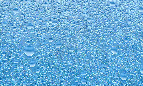 雨后窗口上的雨滴气泡窗户潮湿沉淀圆圈蓝色水滴湿度气象反射图片