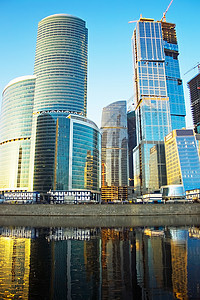 日落时现代摩天大楼城市玻璃太阳窗户民众建筑中心建筑学商业建造图片