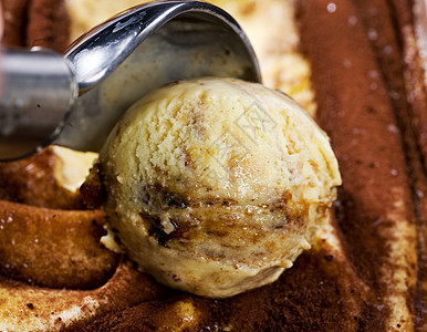 含巧克力和焦糖的冰奶勺咖啡餐厅冰淇淋香草菜单营养勺子奶油食物味道图片