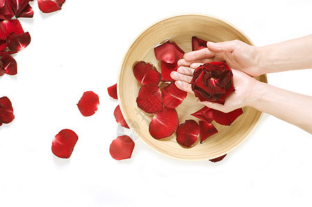 手工喷洒 修指甲概念玫瑰中心女性治疗洗涤棕榈温泉皮肤沙龙花瓣图片