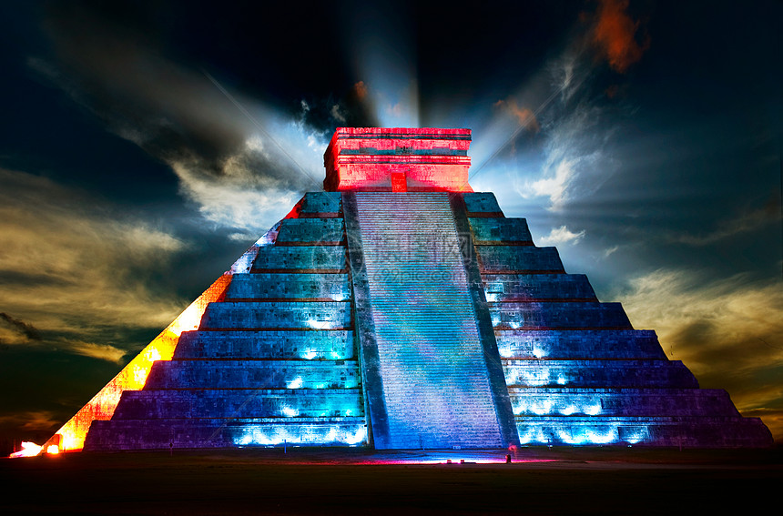 玛雅金字塔夜视图片