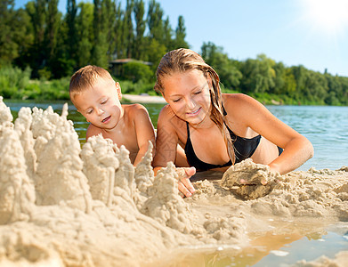 暑假在海滩玩得开心的孩子们图片