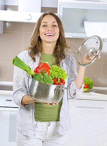 美丽的年轻女子烹饪新鲜蔬菜  死亡概念情绪沸腾沙拉早餐女士女性乐趣妻子饮食厨房图片