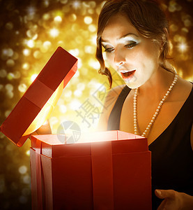 圣诞节或新年礼物 惊喜女人展示美丽女性生日造型女孩派对情感微笑盒子图片