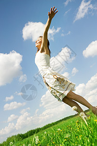 快乐的少女跳过蓝天晴天成人活动太阳蓝色活力天空女性喜悦生活图片