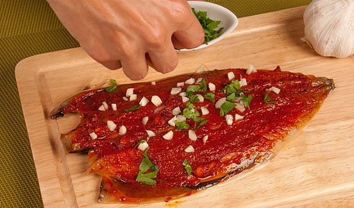最后接触烹饪海鲜香菜腌料内脏盐渍美食鲭鱼食物切菜板图片