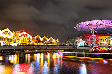 晚上在新加坡街道地标传单国家反射旅游交通景观剧院船舶图片