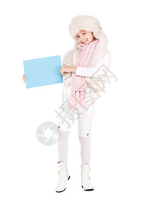 身戴冬帽 带空白板的女孩棉被木板快乐围巾微笑展示卡片推介会白色广告图片