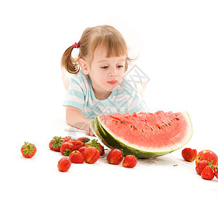 有草莓和西瓜的小女孩女孩土壤孩子水果童年甜点活力女性食物裙子图片