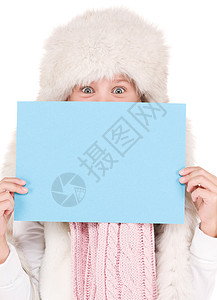 身戴冬帽 带空白板的女孩帽子展示空白卡片棉被蓝色孩子白色围巾广告图片