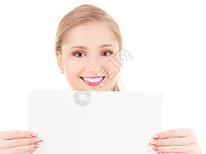 带着空白板的快乐女孩床单海报木板微笑白色推介会女性空白广告展示图片