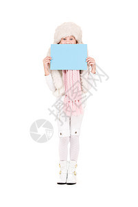 身戴冬帽 带空白板的女孩快乐广告展示木板卡片空白帽子蓝色围巾棉被图片
