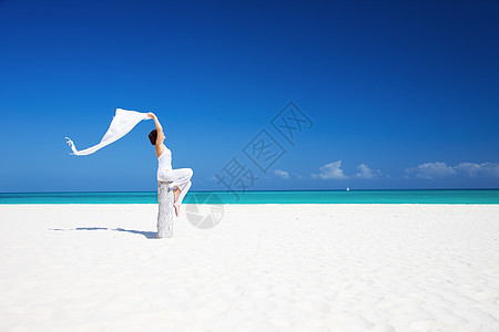 在海滩上快乐的女人幸福微笑天空晴天自由假期活力女性享受海岸海洋高清图片素材