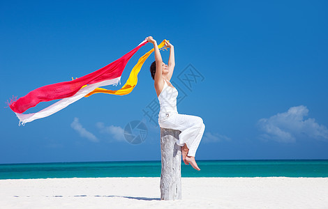 在海滩上快乐的女人围裙旅行天空天堂女孩海洋幸福福利享受海岸加勒比高清图片素材