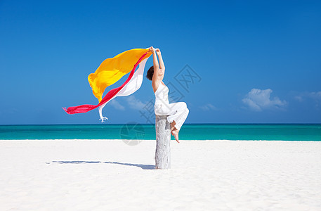在海滩上快乐的女人旅行天空假期海洋享受天堂幸福女孩热带女性迷人的高清图片素材
