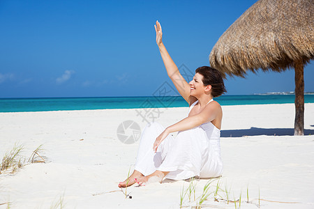 在海滩上快乐的女人福利天堂阳光微笑女性海洋蓝色幸福娱乐热带轻松高清图片素材
