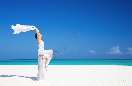 在海滩上快乐的女人海洋天堂乐趣晴天蓝色假期天空热带海岸自由漂亮的高清图片素材