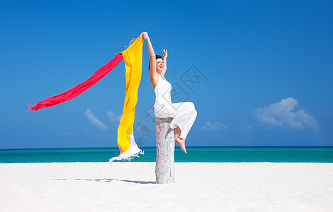 在海滩上快乐的女人海洋热带享受蓝色晴天自由围裙福利天堂女孩轻松高清图片素材