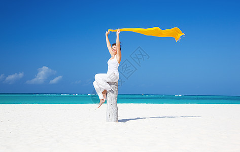 在海滩上快乐的女人活力海洋海岸晴天热带幸福自由福利女性享受假期高清图片素材