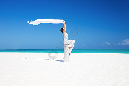 在海滩上快乐的女人海洋乐趣天堂福利假期热带女孩蓝色活力天空美丽的高清图片素材