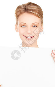 带着空白板的快乐女孩木板女性床单卡片推介会广告空白海报微笑展示图片