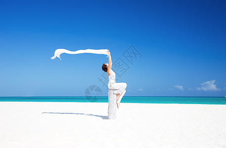 在海滩上快乐的女人阳光女性假期福利享受幸福旅行海岸海洋自由热带高清图片素材