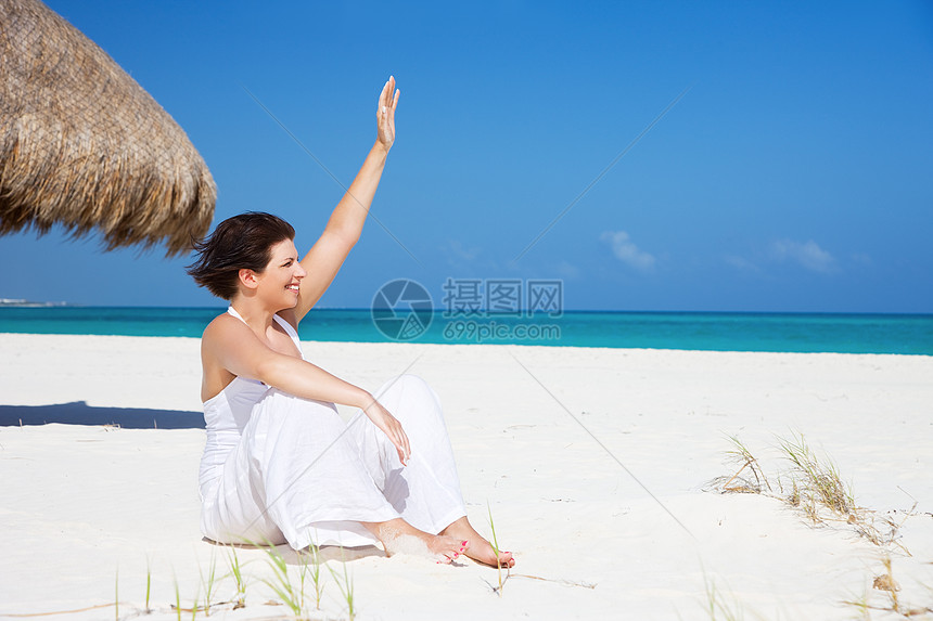 在海滩上快乐的女人娱乐天堂中年福利蓝色女孩幸福海岸热带自由