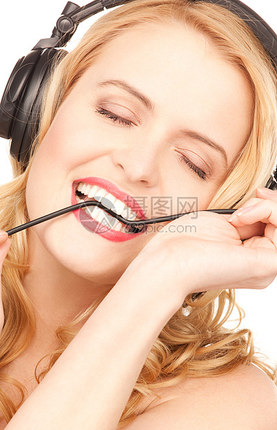 在耳机中快乐的女人立体声微笑音乐宝贝播音员幸福女性手机金发女郎成人图片