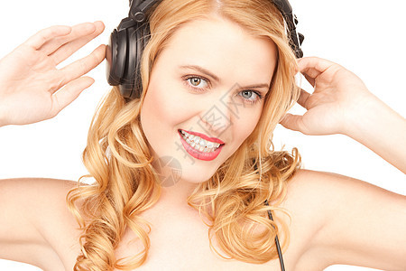 在耳机中快乐的女人女性快乐享受幸福金发女郎宝贝手机音乐成人播音员图片